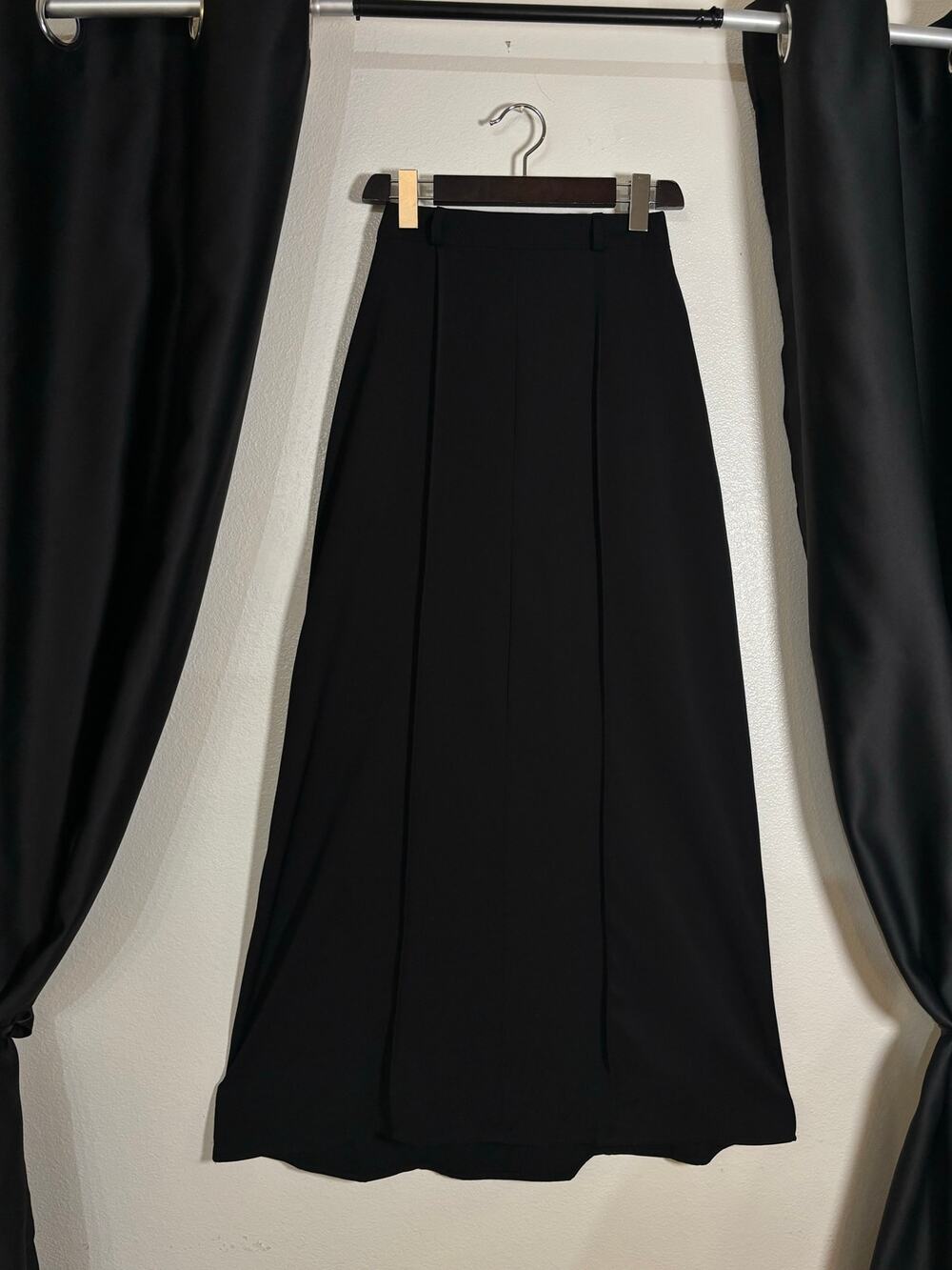 Uoozee- Black H-line skirt